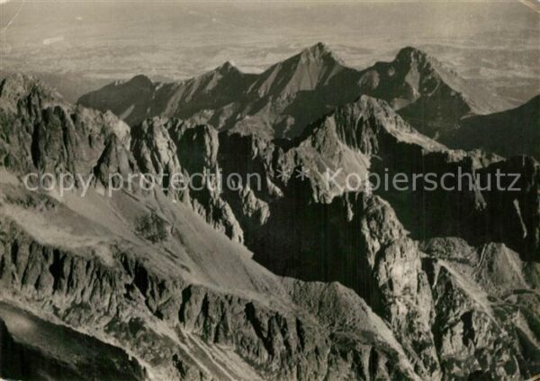 Vysoke Tatry Pohlad z Lomnickeho stitu na Kolovy Jah