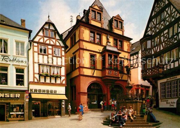 Bernkastel-Kues Markt Rathaus Brunnen Altstadt Fachwerk