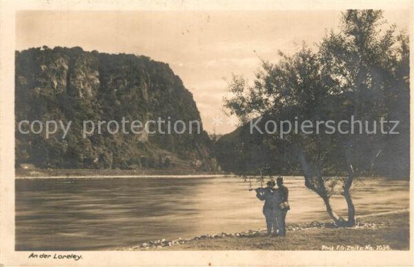St Goarshausen Uferpartie am Rhein Loreley Felsen