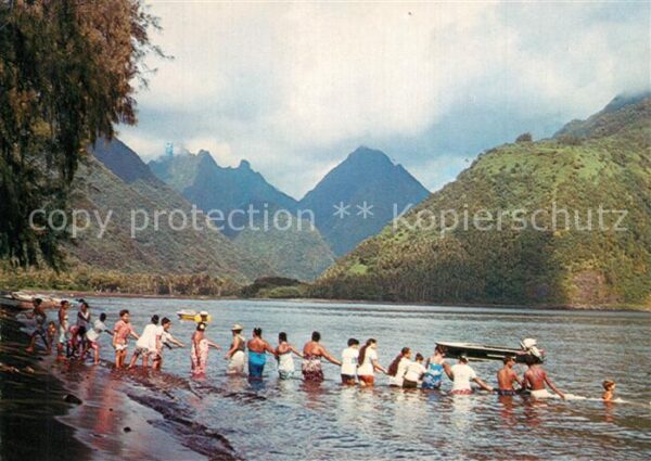 Tahiti Polynesien Tauziehen am Strand