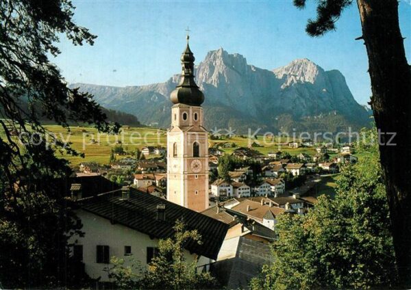 Kastelruth Suedtirol Motiv mit Kirche im Hintergrund der Sch