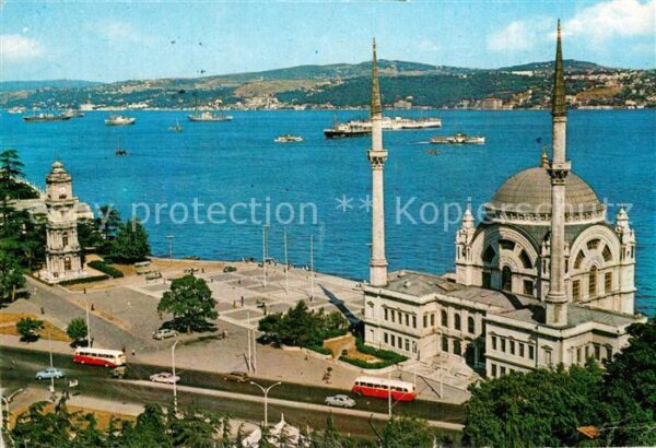 Istanbul Constantinopel Dolmabahce Moschee und Bosphorus