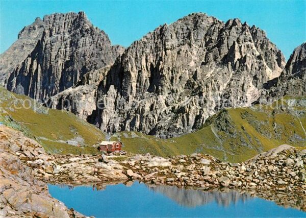 Innsbruckerhuette am Pinnisjoch Bergsee Blick gegen Kalkw