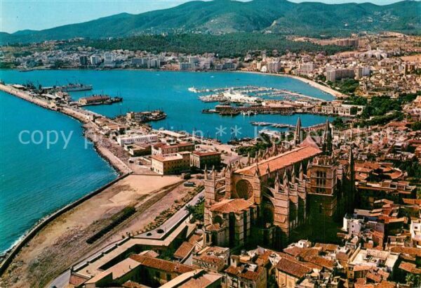 Palma de Mallorca La catedral y el puerto vista aérea