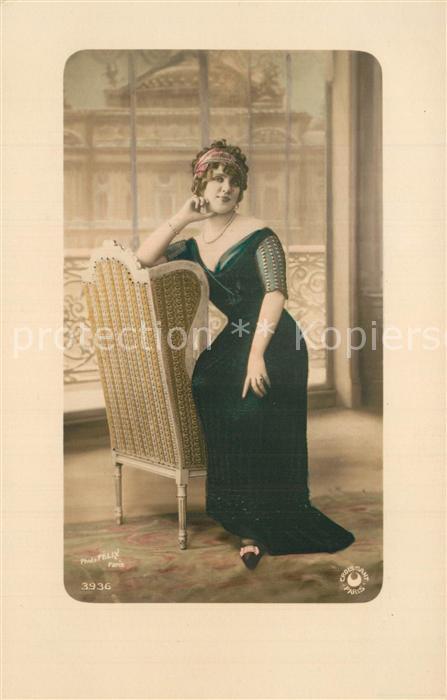 Foto Croissant Paris Nr. 3936 Frau Sessel