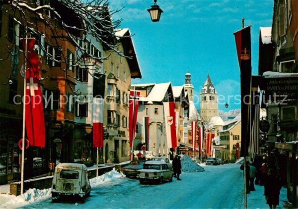 Kitzbuehel Tirol Innenstadt Fahnen im Winter Wintersport