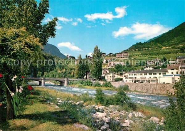 Lana Meran Uferpartie am Fluss im Hintergrund Schl