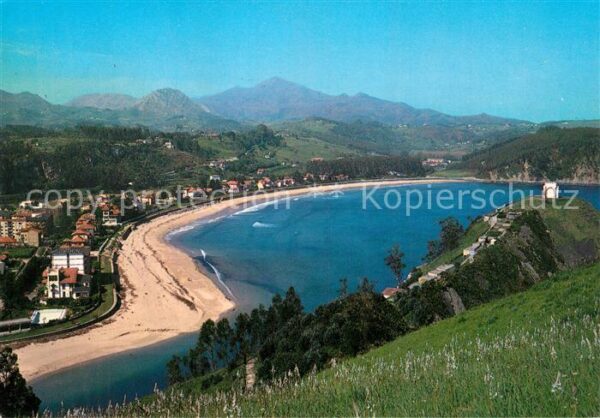 Ribadesella Spanien Playa de Santa Marina y Ermita de Guia