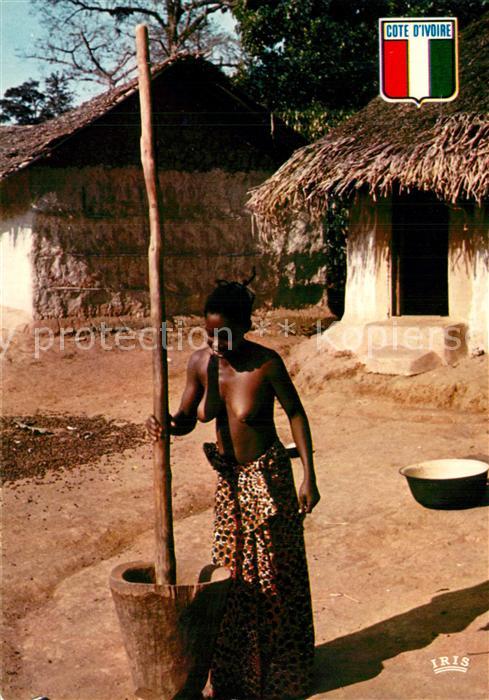 Elfenbeinkueste Cote d Ivoire Hirse stampfende Frau im Dorf