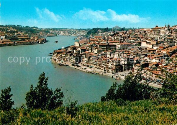 Porto Portugal Rio Douro e vista parcial Ao fundo a po