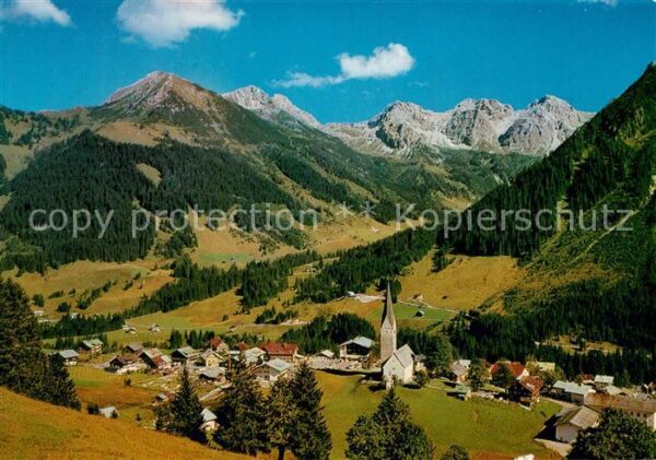 Mittelberg Kleinwalsertal mit Hammerspitze und Schafalpen