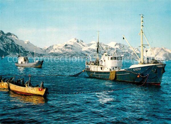 Norge Norwegen Fishing boats in action