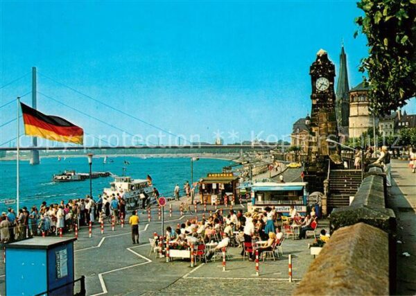 Duesseldorf Rheinufer mit Oberkasseler Brücke