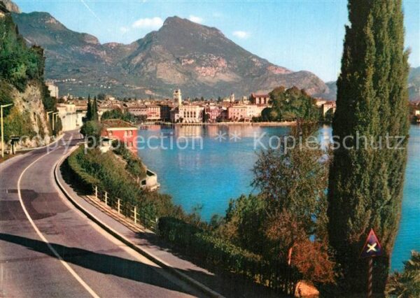 Riva del Garda tra i cipressi Uferstrasse Gardasee Zyp