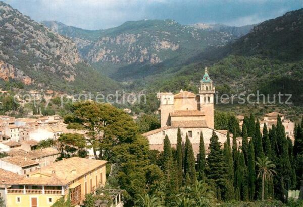 Valldemossa Mallorca Ortsansicht mit Kirche Berge