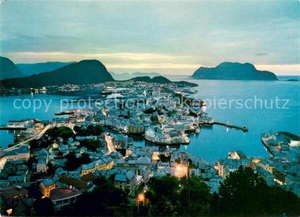 Alesund Utsikt over byen ved natt