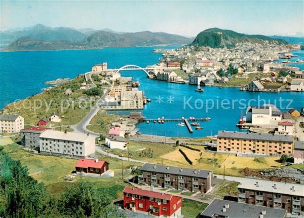 Alesund Byen med Aksla i bakgrunnen