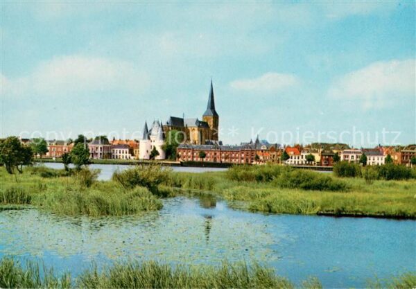 Kampen Niederlande De Ijssel met gezicht op de stad Koornm