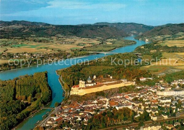 Melk Donau Fliegeraufnahme mit Schloss und Kloster