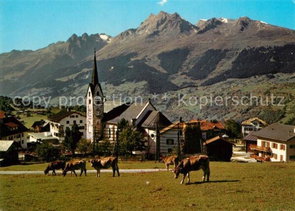 Meierhof Surselva mit Kirche und Brigelshörner