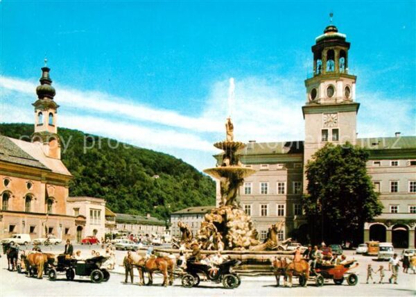 Salzburg Oesterreich Glockenspiel Residenz mit Residenz Brun
