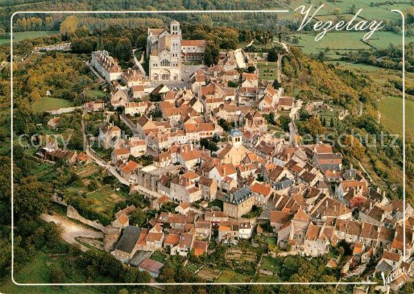 Vezelay Ville sur la colline au pied de la basi