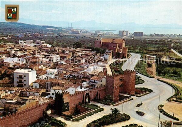 Alcudia Mallorca Murallas romanas al fondo il puerto vis