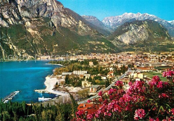 Riva del Garda Panorama Gardasee Alpen Blumenpracht