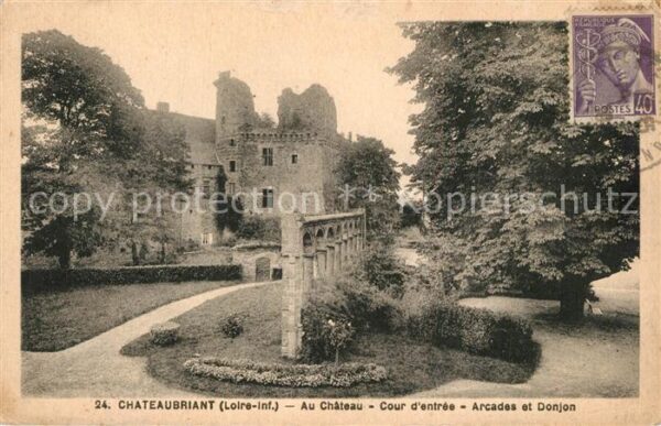 Chateaubriant Chateau Cour d_entrée Arcades Donjon