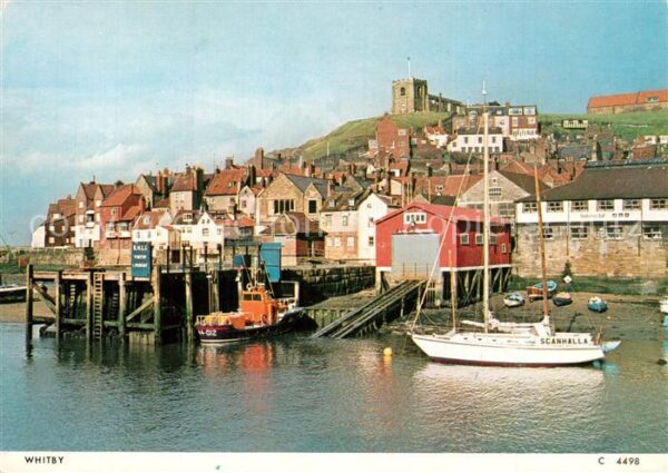 Whitby West Cliff Ansicht vom Hafen aus