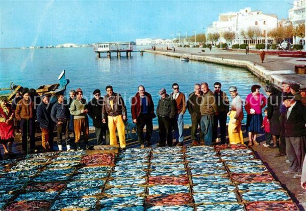 Rosas Costa Brava Cataluna Preparando la subasta de pescado