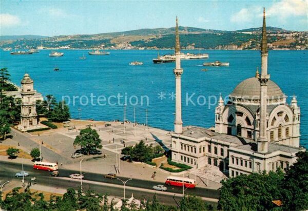 Istanbul Constantinopel Dolmabahce Moschee und Bosphorus
