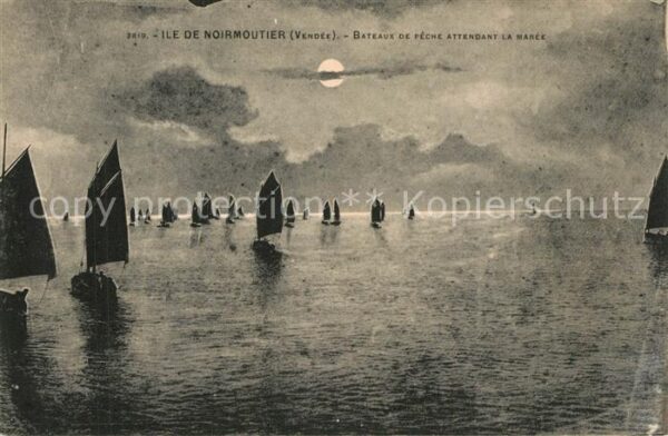Ile de Noirmoutier Bateaux de pêche attendant la marée la