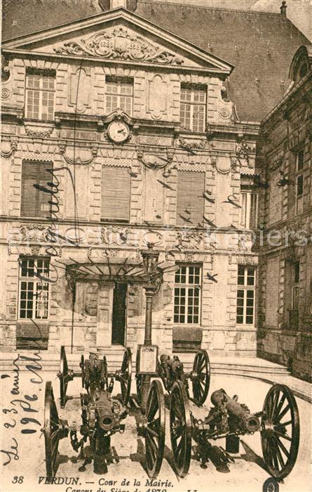 VERDUN Meuse Cour de la Mairie Canons