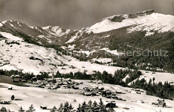 Riezlern Kleinwalsertal Vorarlberg Winterpanorama mit Parsenn Skilift mit