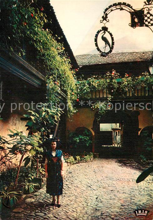 Riquewihr Haut Rhin Alsacienne dans la cour des Cigognes