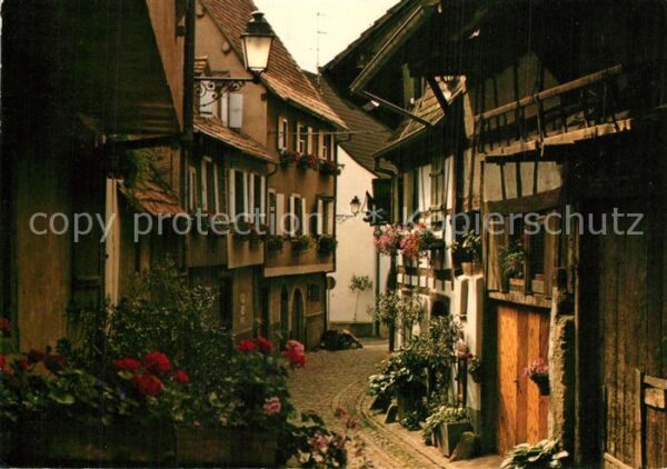 Eguisheim Haut Rhin Etroite ruelle bordée de maisons alsaci