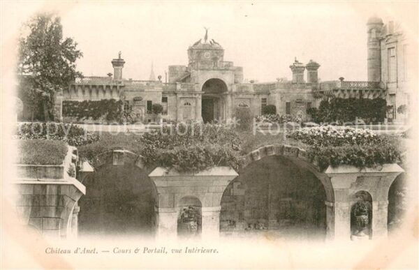 Anet Chateau Cours et Portail vue intérieure