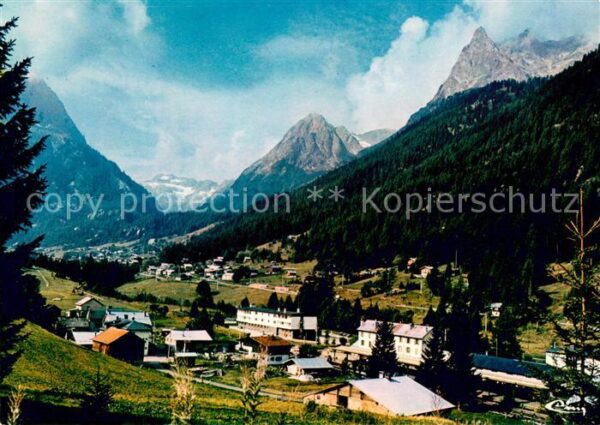 Vallorcine Haute Savoie Quartier de la Gare au fond les Aiguill