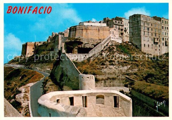 Bonifacio Corse du Sud La Vieille Ville enfermee dans ses Fort