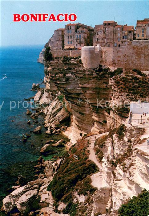 Bonifacio Corse du Sud La vieille ville perche en haut de ses