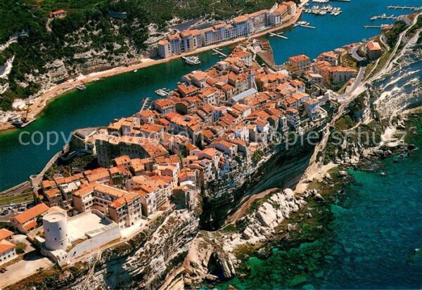 Bonifacio Corse du Sud La haute ville les falaises et le port