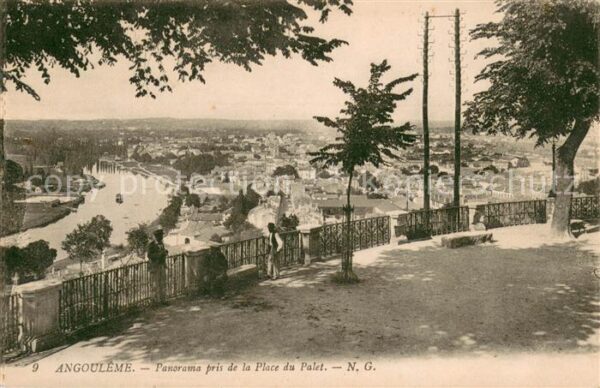 Angouleme Panorama pris de la Place du Palet