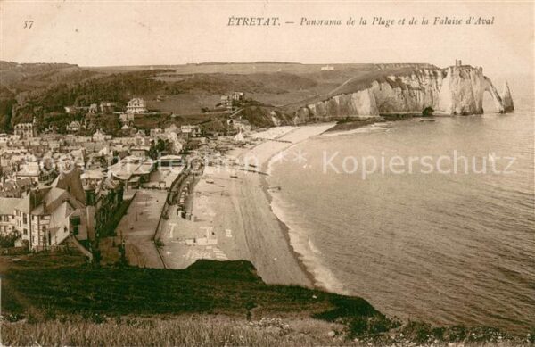 Etretat Panorama de la plage et Falaise d_Aval