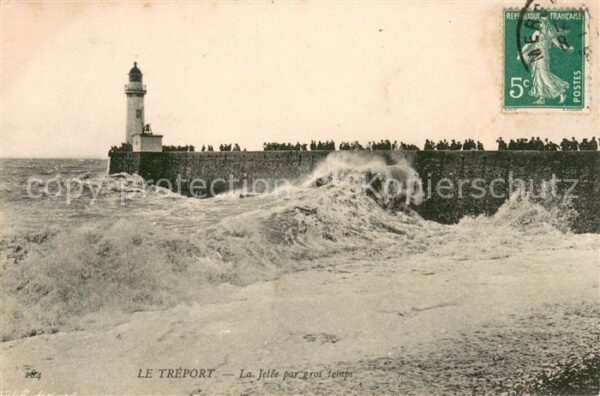 Le Treport Phare Jetée par gros temps