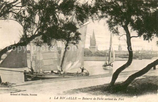 La Rochelle Charente-Maritime Bateaux de Pêche sortant du port