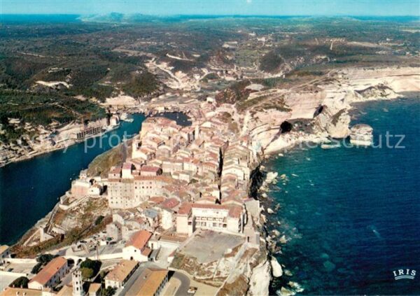 Bonifacio Corse du Sud Vue aérienne de la ville sur la falaise