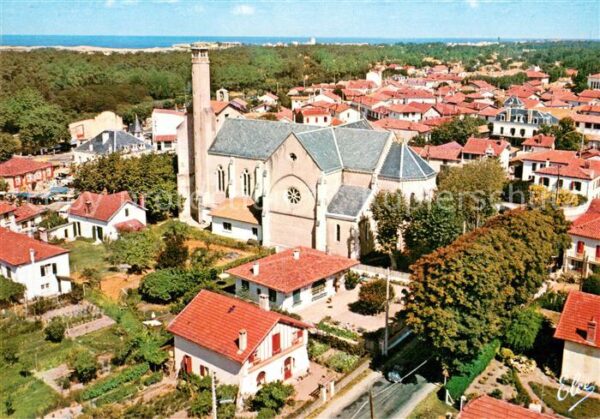 Capbreton La ville avec l'Eglise et au fond la me