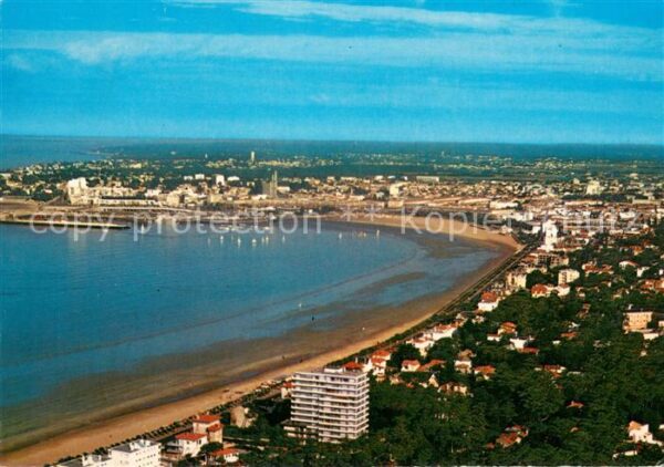 Royan 17 Parc Grande Conche au fond Port Eglise