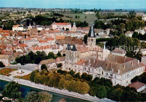 Paray-le-Monial Vue aerienne sur la basilique et place